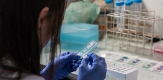 Anovülasyon: Sebepleri, Belirtileri ve Tedavi Yöntemleri Anovülasyonun hormonal sebeplerini gösteren bir illüstrasyon.